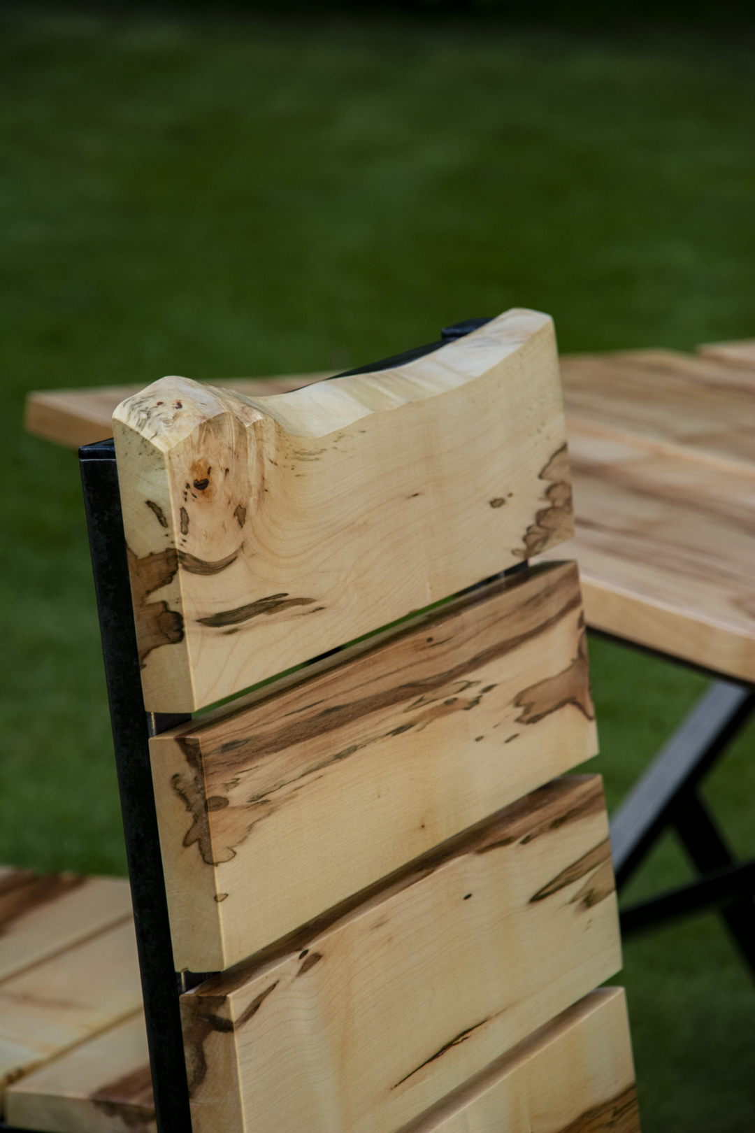 Krzesło ogrodowe Family z litego drewna klonowego i surowej stali, Wooden Manufacture część zestawu mebli ogrodowych do ogrodu,domu,restauracji,jadalni,hotelu