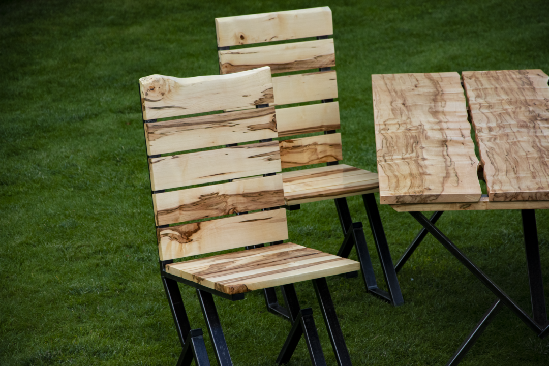 Krzesło ogrodowe Family z litego drewna klonowego i surowej stali, część zestawu mebli ogrodowych do ogrodu,domu,restauracji,jadalni,hotelu