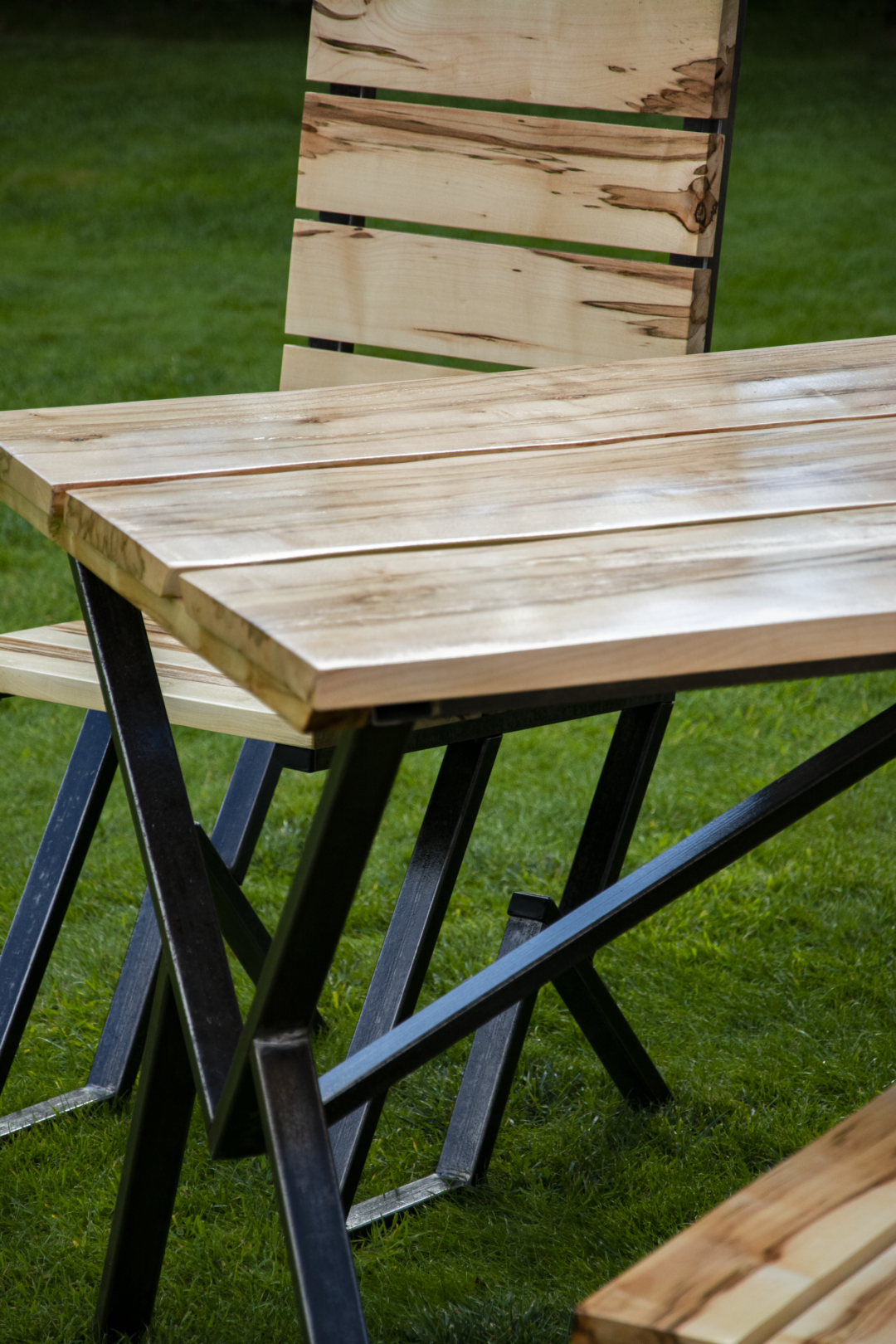 Meble ogrodowe zestaw Family, 6 krzeseł, stół z litego drewna klonowego i surowej stali, do ogrodu,domu,restauracji,jadalni,hotelu