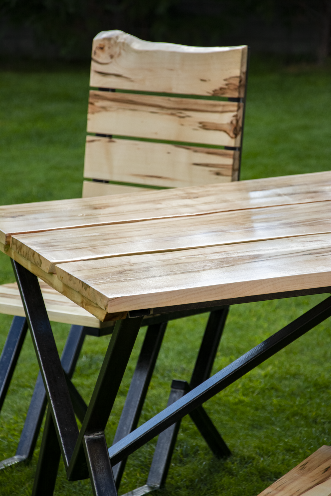 Stół ogrodowy Family z litego drewna klonowego i surowej stali, część zestawu mebli ogrodowych do ogrodu,domu,restauracji,jadalni,hotelu