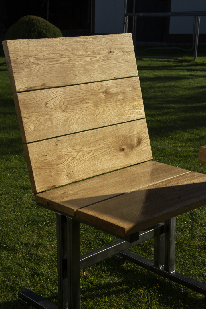 Krzesło ogrodowe Picnic z litego drewna dębowego i surowej stali, część zestawu mebli ogrodowych. Mebel do ogrodu,parku,hotelu,domu na taras,patio
