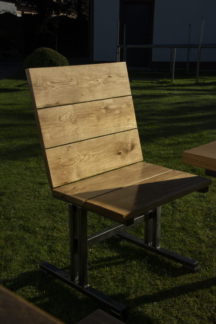 Krzesło ogrodowe Picnic z litego drewna dębowego i surowej stali, część zestawu mebli ogrodowych. Mebel do ogrodu,parku,hotelu,domu na taras,patio