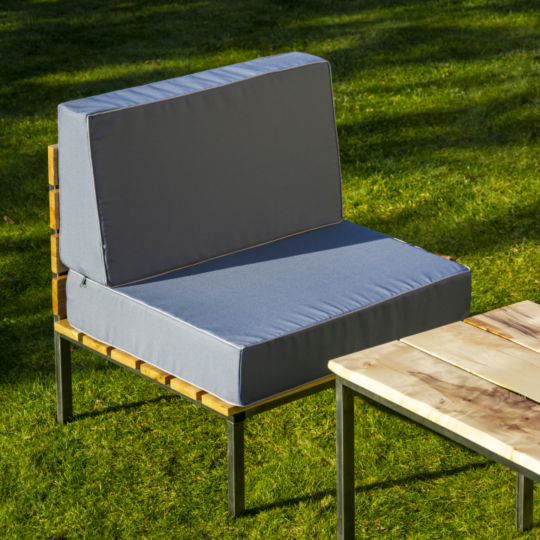 Fotel ogrodowy Lazy z drewna dębowego i surowej stali, fotel w zestawie z materacami obitymi wodoodpornym materiałem. Fotel jest częścią zestawu mebli ogrodowych