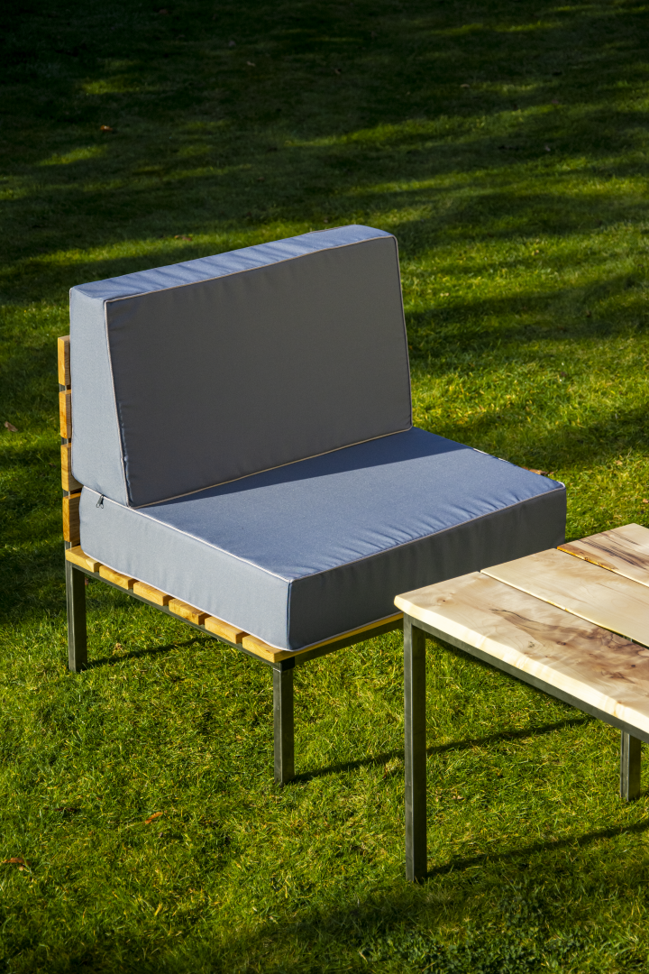 Fotel ogrodowy Lazy z drewna dębowego i surowej stali, fotel w zestawie z materacami obitymi wodoodpornym materiałem. Fotel jest częścią zestawu mebli ogrodowych