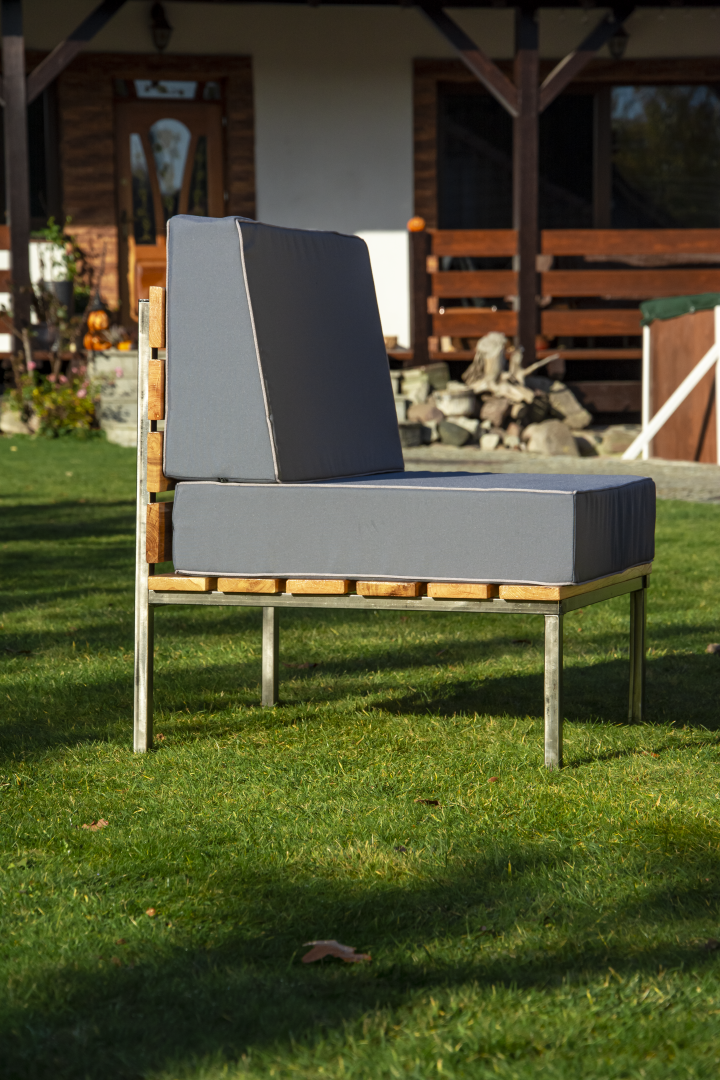 Fotel ogrodowy Lazy z drewna dębowego i surowej stali, fotel w zestawie z materacami obitymi wodoodpornym materiałem. Fotel jest częścią zestawu mebli ogrodowych.