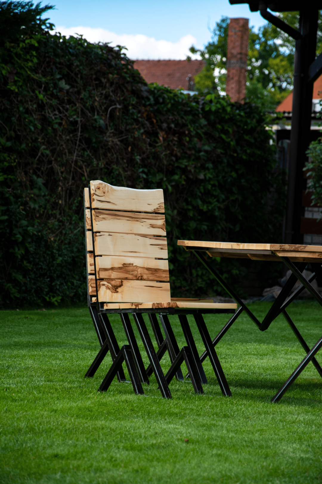 Krzesło ogrodowe Family z litego drewna klonowego i surowej stali, część zestawu mebli ogrodowych do ogrodu,domu,restauracji,jadalni,hotelu