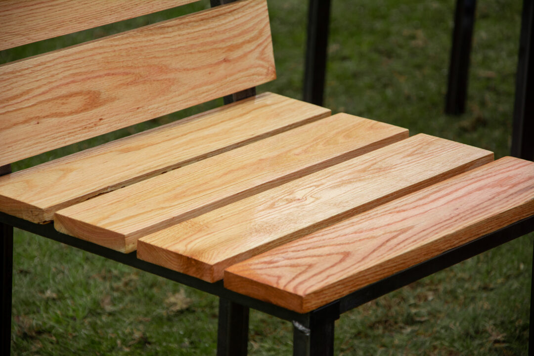 Krzesło ogrodowe Simple z litego drewna jesionowego i surowej stali, meble ogrodowe do ogrodu,domu,restauracji,jadalni,hotelu